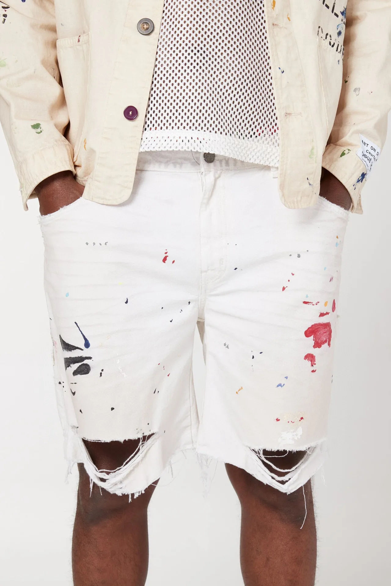 GALLERY DEPT. FLEA CARPENTER SHORTS Ink-cut knife-cut mud-dyed denim shorts. Destroy VINTAGE distressed denim shorts. Distressed white S-XL. Rewashed cement-dyed to make it old. Knife cut holes. Cat whiskers are worn. Customized full set with logo accessories. Purely handmade acrylic splash-ink graffiti.